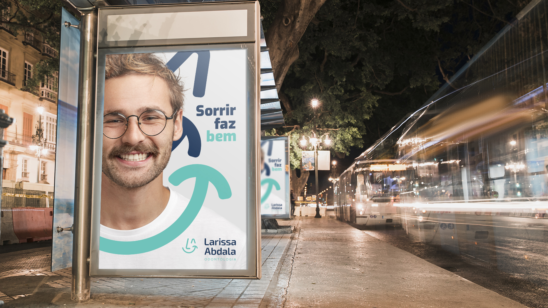 Outdoor na parada de ônibus de Larissa Abdala Odontologia