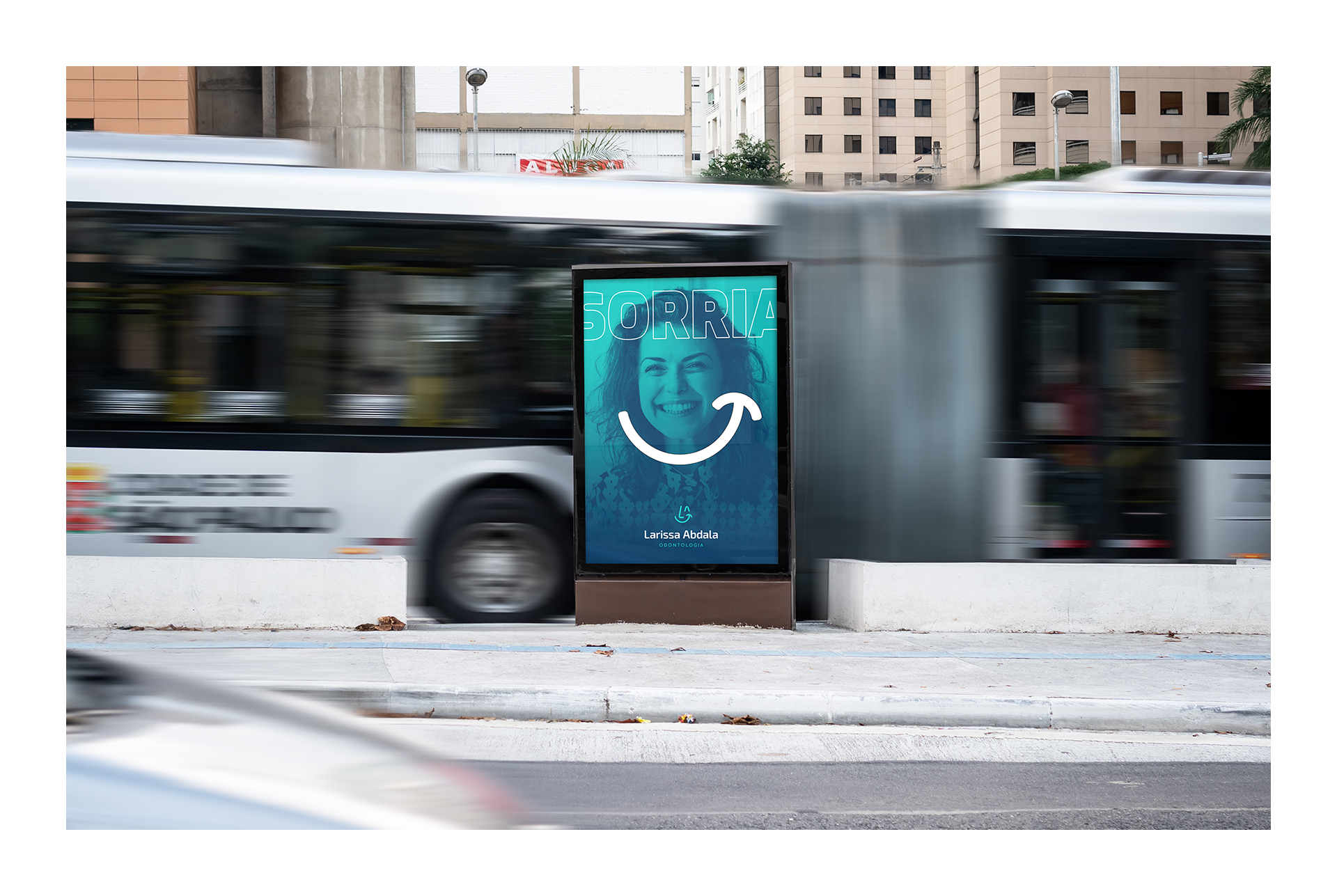 Outdoor na rua Larissa Abdala Odontologia