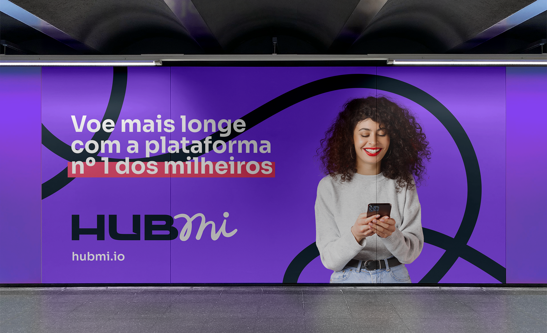 Imagem de um outdoor promovendo a Hubmi com a frase 'Voe mais longe com a plataforma nº1 dos milheiros', enfatizando a proposta de valor da marca em ajudar os usuários a maximizar seus benefícios de programas de fidelidade para alcançar mais destinos.