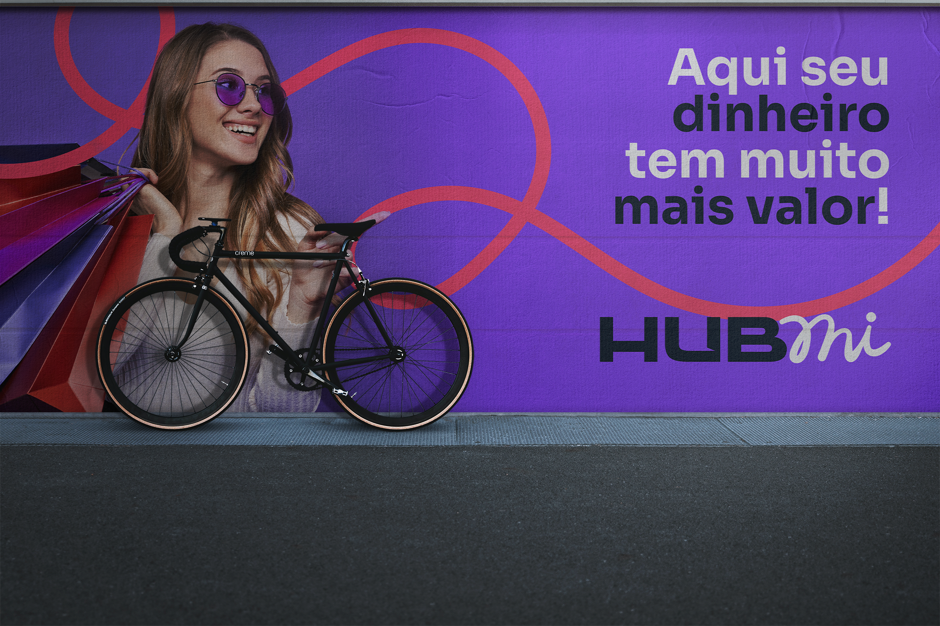 Imagem de um outdoor na rua promovendo a Hubmi com a frase 'Aqui seu dinheiro vale muito mais', destacando o valor proporcionado pela plataforma ao maximizar os benefícios dos programas de fidelidade.